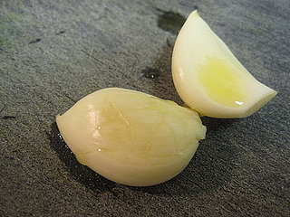 How to Get Rid of Garlic's Stickiness