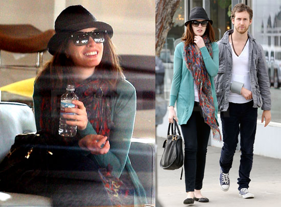 Photos of Anne Hathaway and Adam Shulman Shopping in LA 2010-02-03 13:45:28