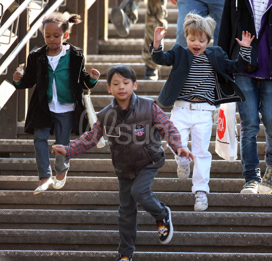 Pictures of Brad Pitt and Kids At Park and Eating Ice Cream in Venice 2010-04-16 16:50:50 Pictures of Brad Pitt and Kids At Park and Eating Ice Cream in Venice 2010-04-16 16:50:50