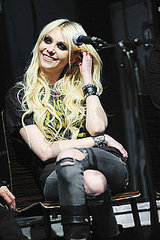 Taylor Momsen Shuns Her "Dark Image" Taylor Momsen Shuns Her "Dark Image"