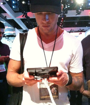 Ryan Phillippe Playing With Nintendo 3DS at E3 2010