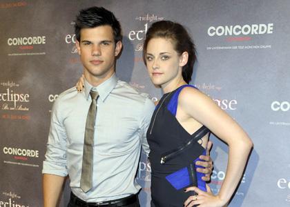 Taylor Lautner and Kristen Stewart were spotted in Berlin, Germany for an “Eclipse” photo call