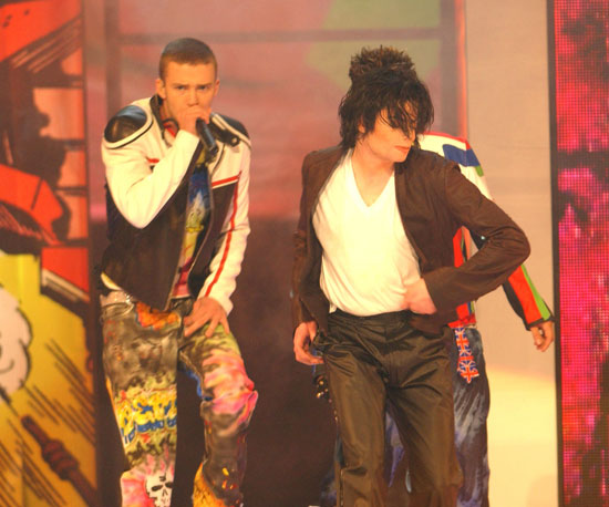 Michael Jackson surprised the crowd by coming on stage at the end of the 'N Sync performance of their single "Pop" in 2001.
Michael Jackson surprised the crowd by coming on stage at the end of the 'N Sync performance of their single "Pop" in 2001.