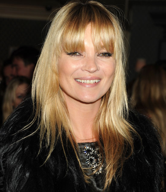Kate Moss se coupe la frange Kate Moss se coupe la frange