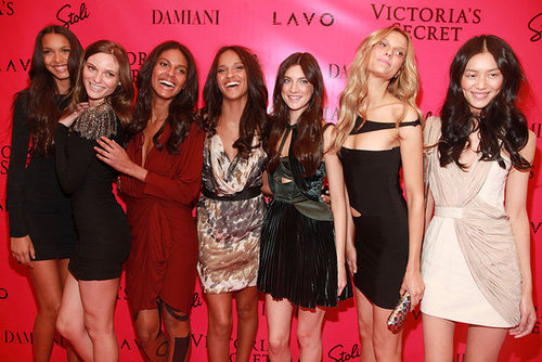 Lais Ribeiro, Fabiana Semprebom, Emanuela de Paula, Gracie Carvalho, Jacquelyn Jablonski, Martha Streck, Liu Wen
Lais Ribeiro, Fabiana Semprebom, Emanuela de Paula, Gracie Carvalho, Jacquelyn Jablonski, Martha Streck, Liu Wen