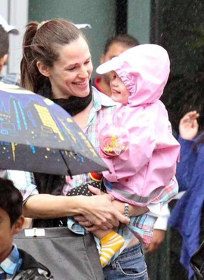 Pictures of Jennifer Garner Catching Up With a Friend in LA Pictures of Jennifer Garner Catching Up With a Friend in LA