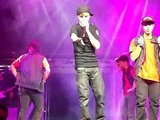 Justin Bieber tem crise de riso no palco