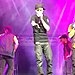 Justin Bieber tem crise de riso no palco
