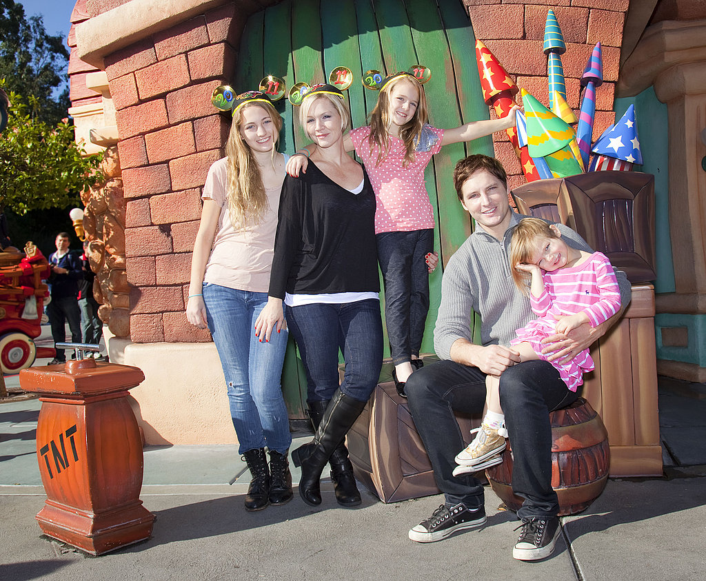 Pictures of Peter Facinelli and Jennie Garth at Disney With Their Daughters Pictures of Peter Facinelli and Jennie Garth at Disney With Their Daughters