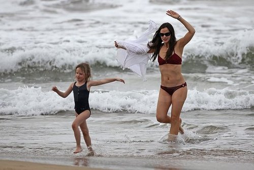 Jennifer Garner Reveals Her Amazing Bikini Body on the Beach! Jennifer Garner Reveals Her Amazing Bikini Body on the Beach!