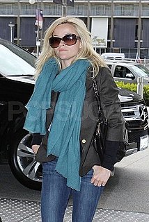 Pictures of Reese Witherspoon Running Errands in LA 2011-01-07 03:59:19