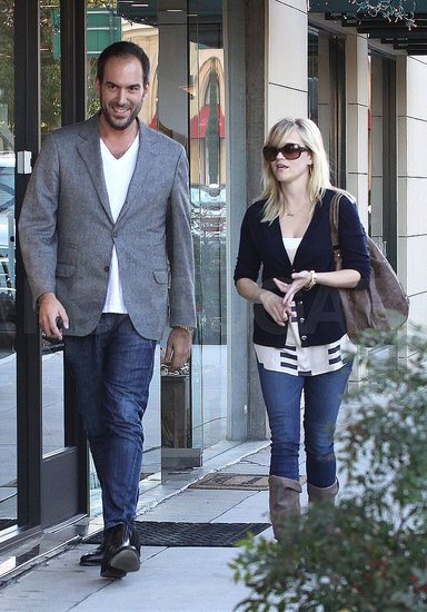 Reese Witherspoon Gives Out Change and Advice to Friends Old and New Reese Witherspoon Gives Out Change and Advice to Friends Old and New