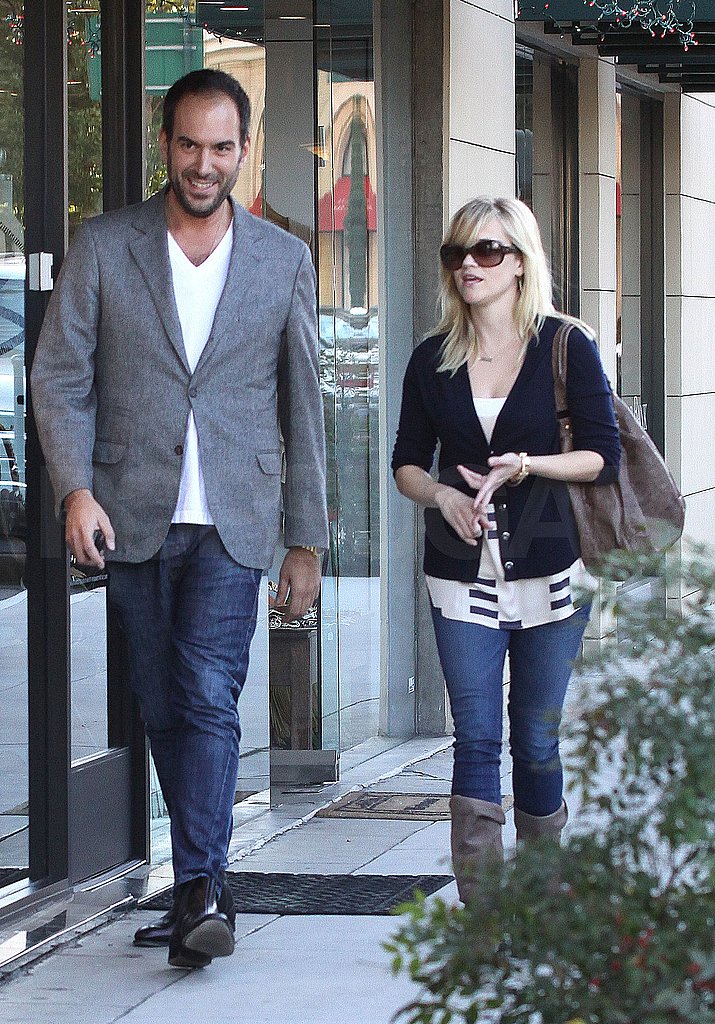Reese Witherspoon Gives Out Change and Advice to Friends Old and New Reese Witherspoon Gives Out Change and Advice to Friends Old and New