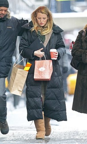 Blake Lively Brings Her Geeky Gadget and Expensive Style to the Gossip Girl Set Blake Lively Brings Her Geeky Gadget and Expensive Style to the Gossip Girl Set