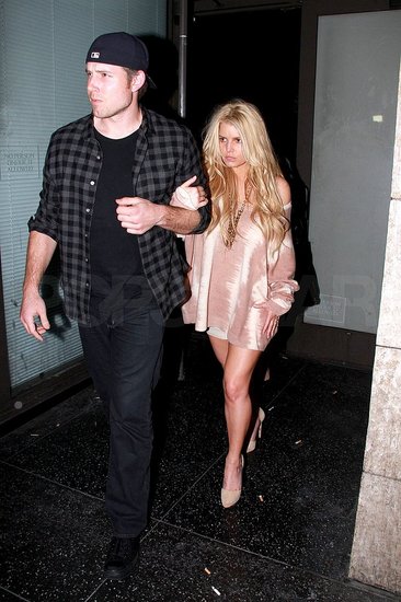 Jessica Simpson Gets a Hand From Eric to Wrap Up Their Date Night Jessica Simpson Gets a Hand From Eric to Wrap Up Their Date Night