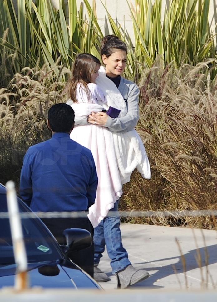 Katie Brings Suri Back to LA in Time For a Girls' Night Out Katie Brings Suri Back to LA in Time For a Girls' Night Out