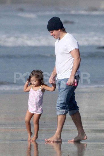 Matt Damon Gets His Feet Wet at the Beach With Daughter Isabella Matt Damon Gets His Feet Wet at the Beach With Daughter Isabella