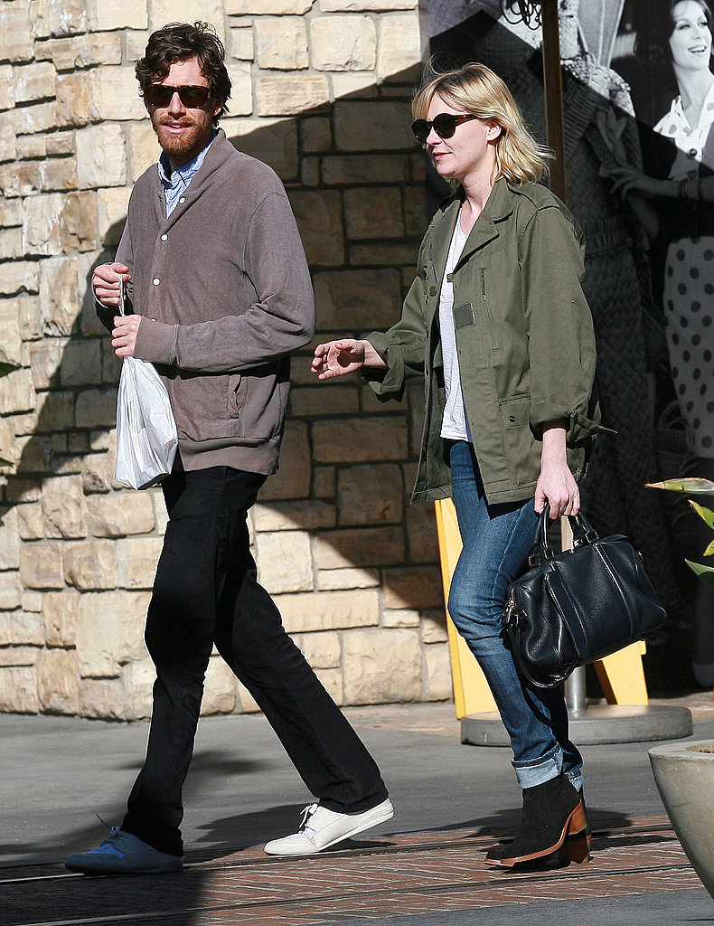 Kirsten Dunst and Her Boyfriend Have an Apple Kind of Day Kirsten Dunst and Her Boyfriend Have an Apple Kind of Day