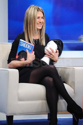 Pictures of Jennifer Aniston on The Early Show Talking About Just Go With It