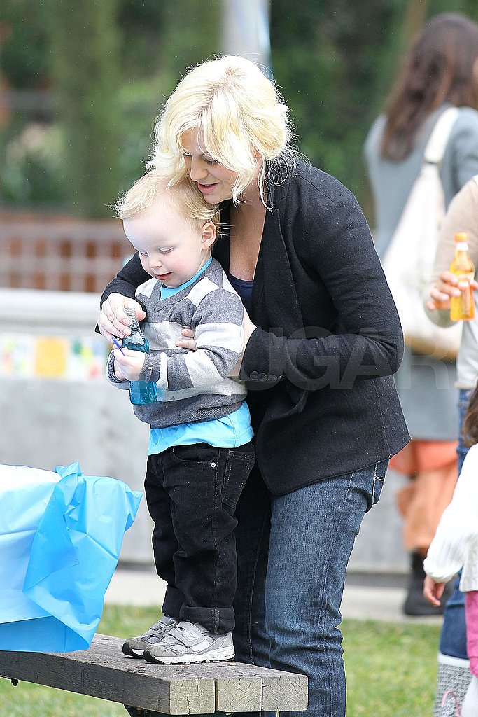 Amy Poehler and Archie Arnett Let Loose on a Park Playdate Amy Poehler and Archie Arnett Let Loose on a Park Playdate
