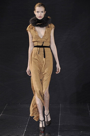 Fall 2011 Paris Fashion Week: Roland Mouret 2011-03-04 09:59:21