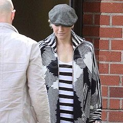 Pictures of Gwen Stefani Wearing Black and White