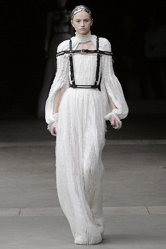 Fall 2011 Paris Fashion Week: Alexander McQueen 2011-03-08 14:28:32