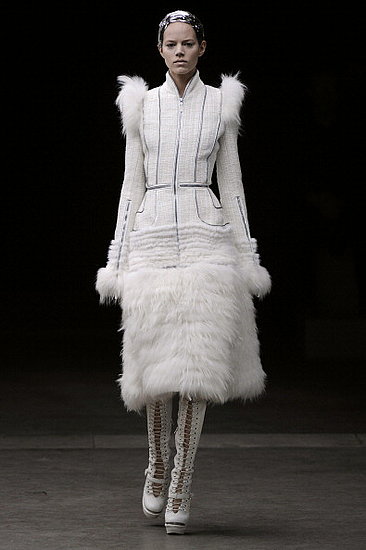 Fall 2011 Paris Fashion Week: Alexander McQueen 2011-03-09 07:20:31 Fall 2011 Paris Fashion Week: Alexander McQueen 2011-03-09 07:20:31