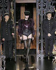 Photos of Louis Vuitton Autumn Winter 2011 at Paris Fashion Week Starring Kate Moss 2011-03-09 04:49:46