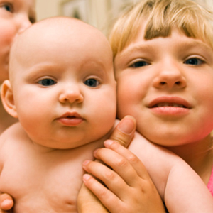 Who Tells Siblings That Baby Has Arrived?