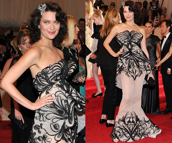 Shalom Harlow in Marchesa at 2011 Met Gala Shalom Harlow in Marchesa at 2011 Met Gala