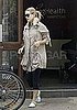 Kate Hudson Wearing Vibram Five Finger Toed Shoes Pictures