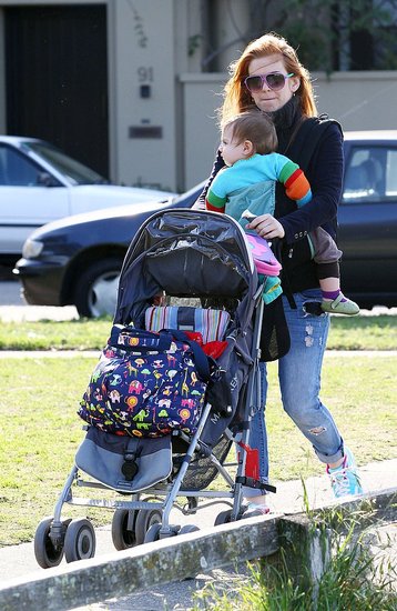 Isla Fisher went for a walk with youngest child Elula Cohen.
Isla Fisher went for a walk with youngest child Elula Cohen.