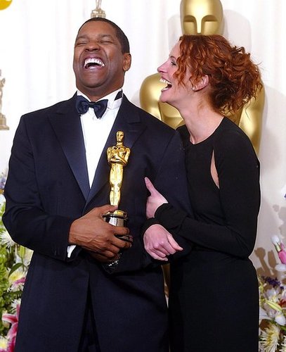 Julia Roberts got a laugh out of Denzel Washington after he won an Oscar for Best Actor at the 2002 Academy Awards.
Julia Roberts got a laugh out of Denzel Washington after he won an Oscar for Best Actor at the 2002 Academy Awards.