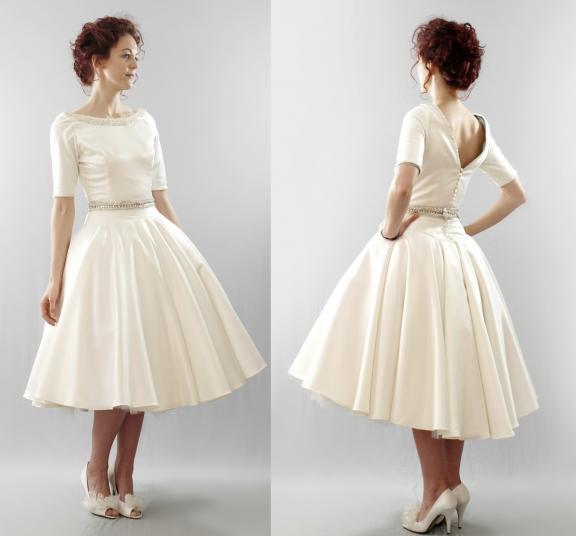Tea length wedding dress with sleeves show the bride's lifestyle better if