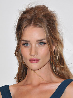 Rosie Huntington-Whiteley Uses Lucas Paw Paw Ointment For Her Perfect Pout