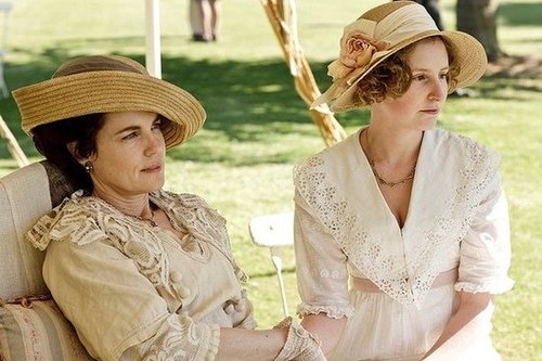 Upper-class women like Cora and Edith typically wore hats and gloves if they went outside. That's because a pale complexion, not a tanned glow, signified wealth and status. Fair, nearly translucent skin was desirable among nobles, especially if veins could be seen. (Hence the popularity of the phrase "blue bloods.")
Source: ITV
Upper-class women like Cora and Edith typically wore hats and gloves if they went outside. That's because a pale complexion, not a tanned glow, signified wealth and status. Fair, nearly translucent skin was desirable among nobles, especially if veins could be seen. (Hence the popularity of the phrase "blue bloods.")
Source: ITV