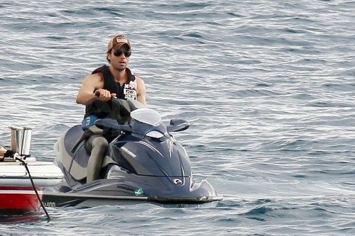 Shirtless Enrique and Bikini-Clad Anna End 2011 With a Tropical Getaway Shirtless Enrique and Bikini-Clad Anna End 2011 With a Tropical Getaway