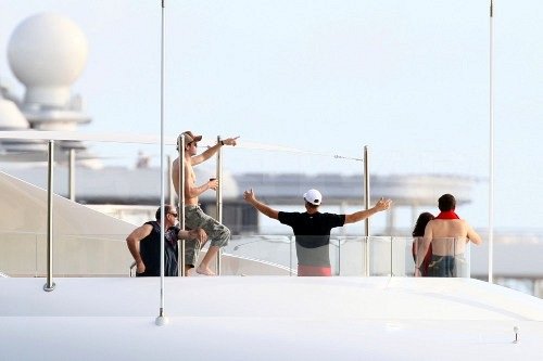 Shirtless Enrique and Bikini-Clad Anna End 2011 With a Tropical Getaway Shirtless Enrique and Bikini-Clad Anna End 2011 With a Tropical Getaway
