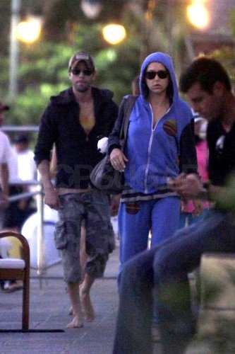 Shirtless Enrique and Bikini-Clad Anna End 2011 With a Tropical Getaway Shirtless Enrique and Bikini-Clad Anna End 2011 With a Tropical Getaway