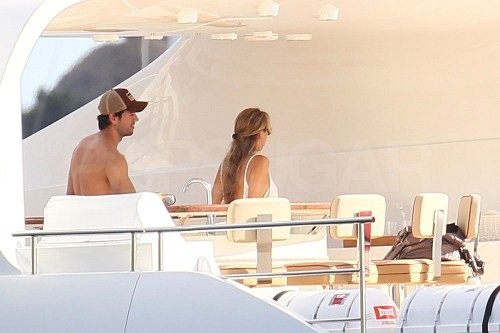 Shirtless Enrique and Bikini-Clad Anna End 2011 With a Tropical Getaway Shirtless Enrique and Bikini-Clad Anna End 2011 With a Tropical Getaway