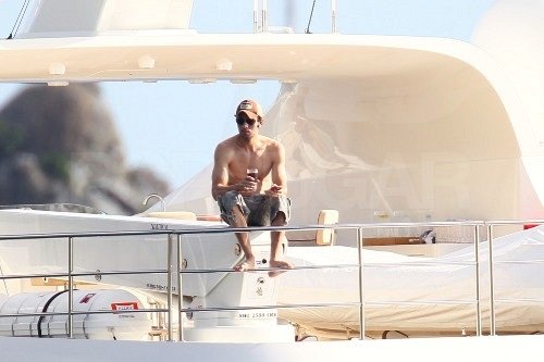 Shirtless Enrique and Bikini-Clad Anna End 2011 With a Tropical Getaway Shirtless Enrique and Bikini-Clad Anna End 2011 With a Tropical Getaway