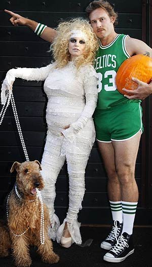 Jessica confirmed her first pregnancy by tweeting a picture of her mummy Halloween costume alongside Eric, who was dressed as Celtics star Larry Bird, on Halloween 2011.
Source: Twitter user JessicaSimpson
Jessica confirmed her first pregnancy by tweeting a picture of her mummy Halloween costume alongside Eric, who was dressed as Celtics star Larry Bird, on Halloween 2011.
Source: Twitter user JessicaSimpson