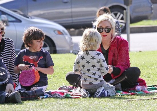 Gwen Stefani sat down to play with Kingston and Zuma. Gwen Stefani sat down to play with Kingston and Zuma.