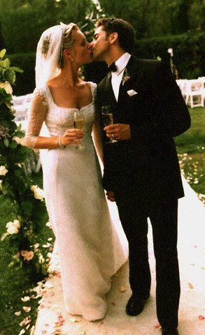 John Stamos kissed Rebecca Romijn following their September 1998 wedding.
John Stamos kissed Rebecca Romijn following their September 1998 wedding.