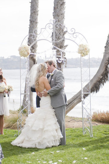 Against a gorgeous view, a simple white archway helps you and the scenery stand out.
Source
Against a gorgeous view, a simple white archway helps you and the scenery stand out.
Source