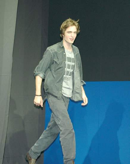 In November 2005, Robert Pattinson was in Tokyo for a Harry Potter and the Goblet of Fire press conference.
In November 2005, Robert Pattinson was in Tokyo for a Harry Potter and the Goblet of Fire press conference.