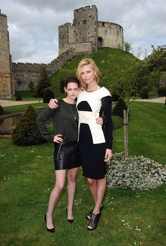 Kristen Stewart and Charlize Theron posed together in England.
Kristen Stewart and Charlize Theron posed together in England.