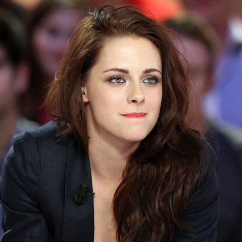 Kristen Stewart wore red lipstick.
Kristen Stewart wore red lipstick.