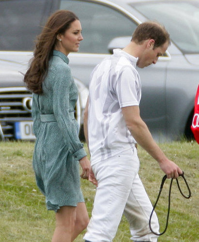 Kate joined William on the field, showing off her knee-length Libélula dress.
Kate joined William on the field, showing off her knee-length Libélula dress.